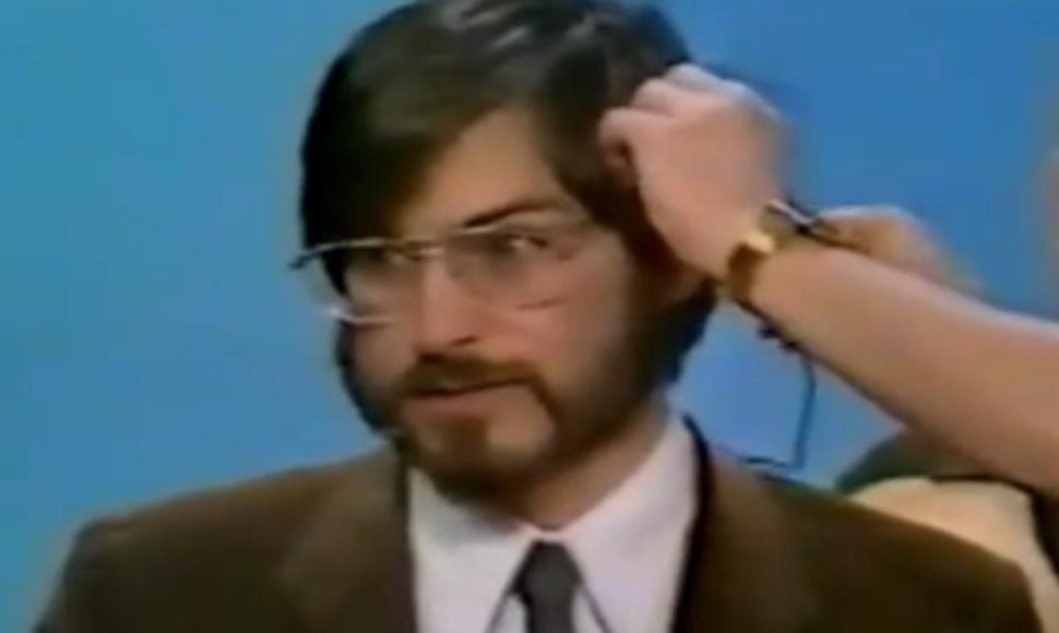 Steve'as Jobsas ruošiamas pirmajam TV interviu.