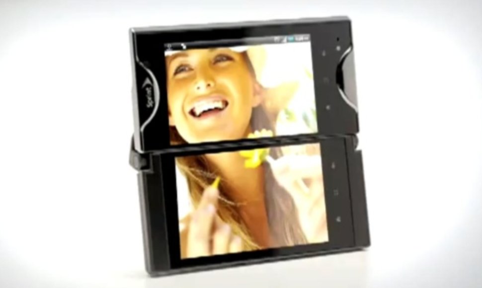 Kompanijos „Koyocera“ išmanusis telefonas „Echo“ su dviem lietimui jautriais ekranais.