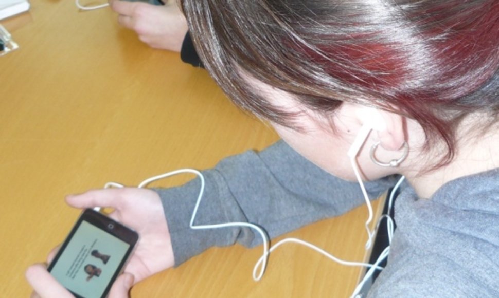 Kuršėnų Pavenčių vidurinės mokyklos moksleiviai mokosi su delninukais „iPod Touch“.
