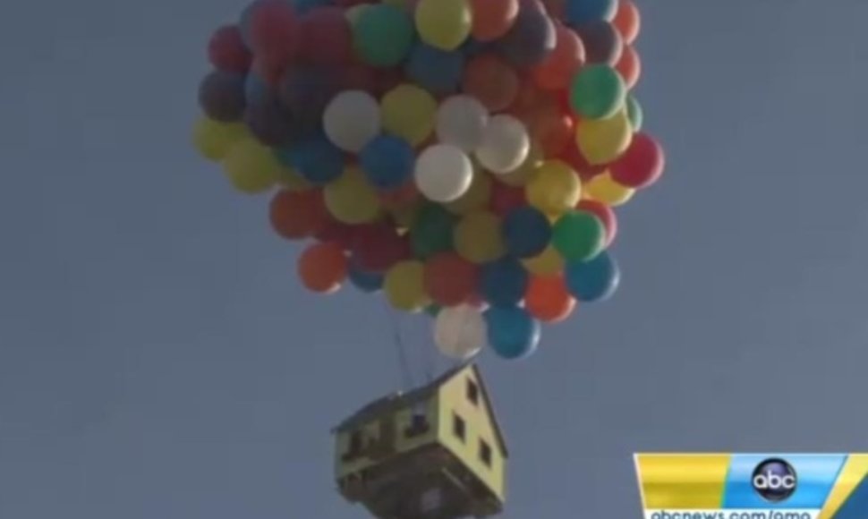 Namą nuo žemės pakėlė vien helio pripildyti balionai.