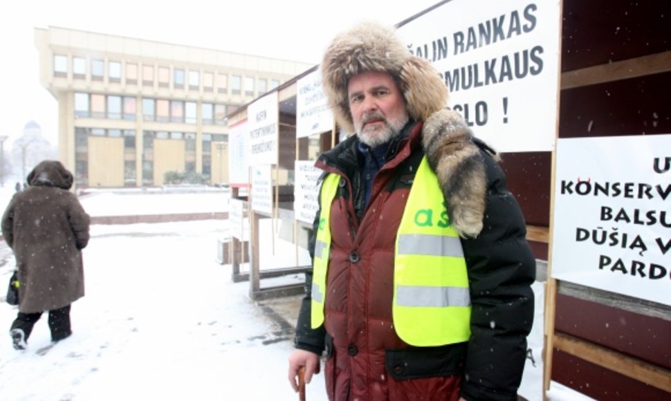 Prie Seimo 41 dieną badavęs Eduardas Šablinskas dėl sveikatos problemų buvo išvežtas į ligoninę. 