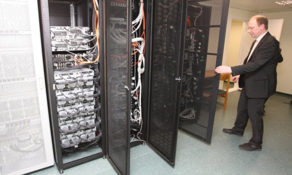 R.Naujikas demonstruoja gausybe jungčių, laidų bei kabelių sujungtus superkompiuterio „vidurius“. 