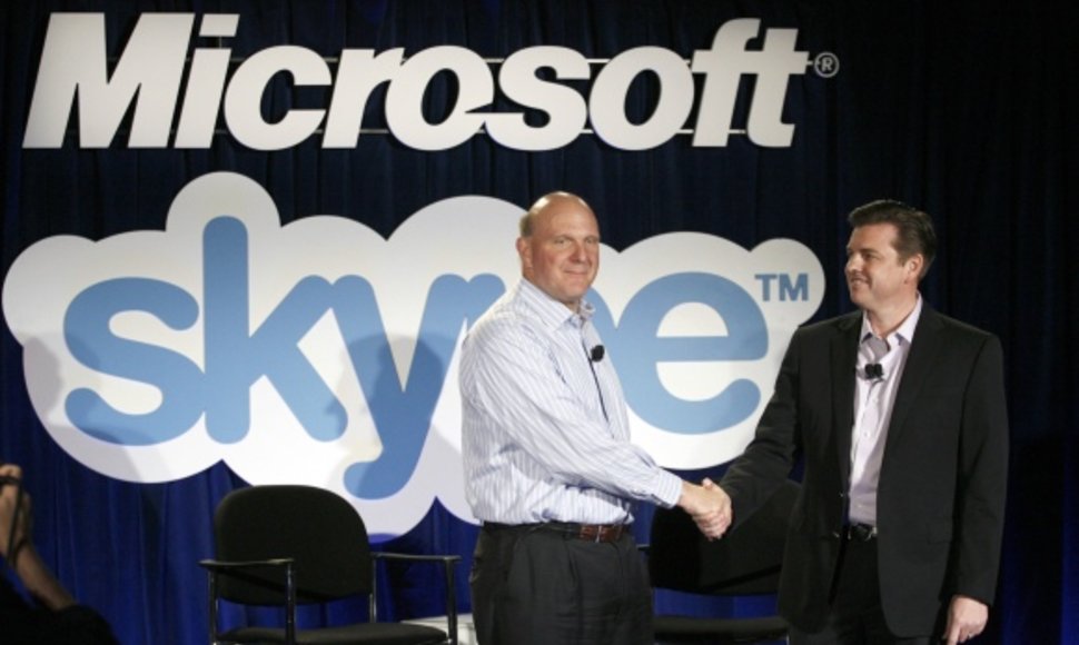 „Microsoft“ generalinis direktorius Steve'as Ballmeris (k.) ir „Skype“ vadovas Tony Batesas.