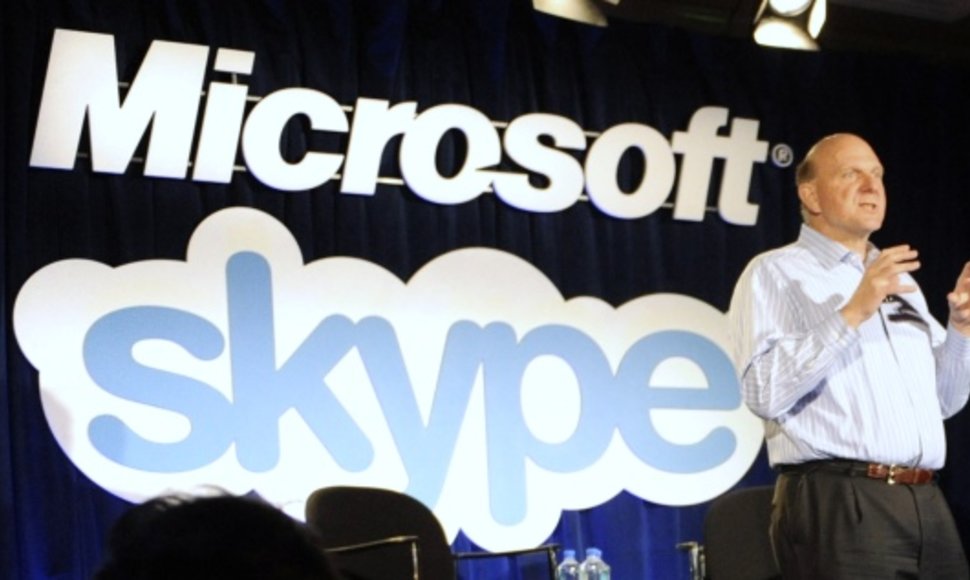 „Microsoft“ generalinis direktorius Steve'as Ballmeris praneša apie kompanijos sprendimą įsigyti interneto pokalbių programą „Skype“.