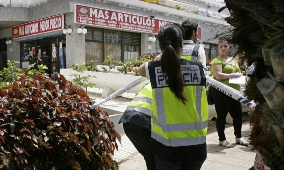 Tenerifės Los Cristianos miestelio pareigūnai dirba šalia prekybos centro, kuriame buvo įvykdyta šiurpi turistės žmogžudystė.