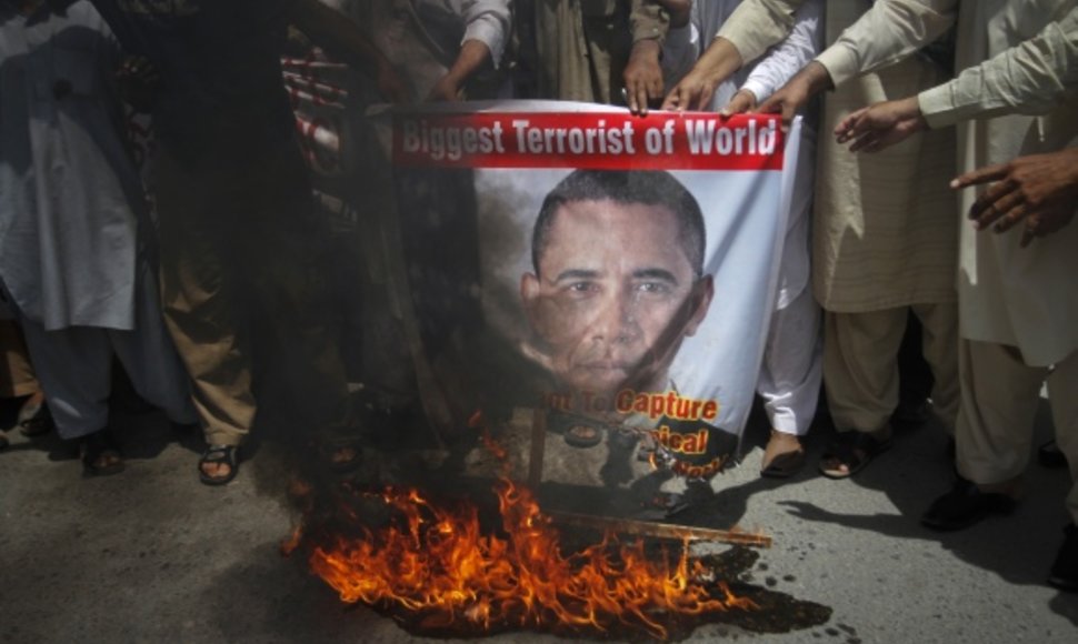 Musulmonų aktyvistai, smerkiantys „al Qaeda“ lyderio Osamos bin Ladeno nužudymą, degina plakatą su JAV prezidento Baracko Obamos atvaizdu.
