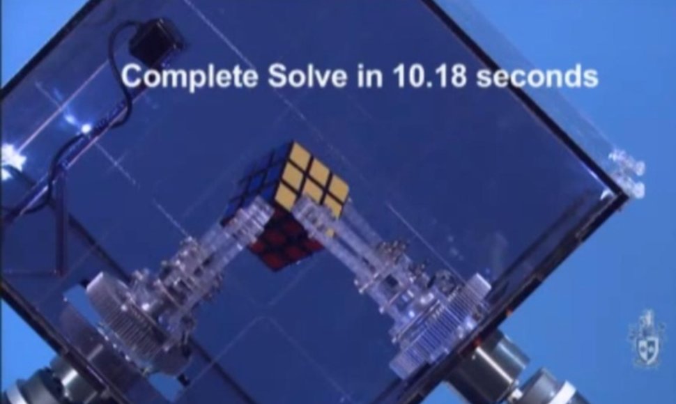 Robotas surinko Rubiko kubą per kiek daugiau nei 10 sekundžių.