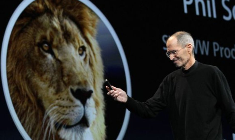 „Apple“ generalinis direktorius Steve‘as Jobsas praneša apie atnaujintą operacinę sistemą „Mac OS X Lion“.