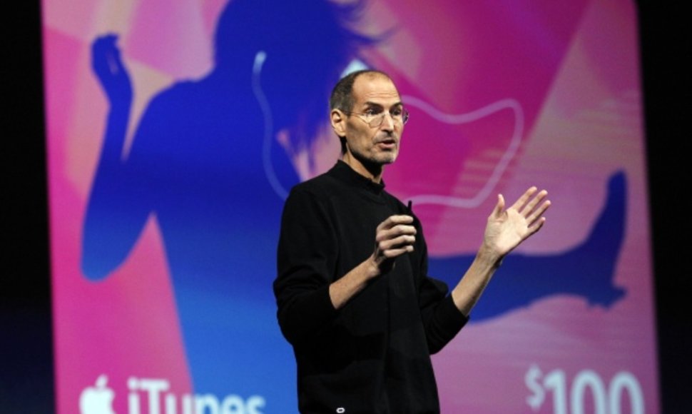 „Apple“ generalinis direktorius Steve‘as Jobsas pasakoja apie virtualios saugyklos „iCloud“ galimybes. 