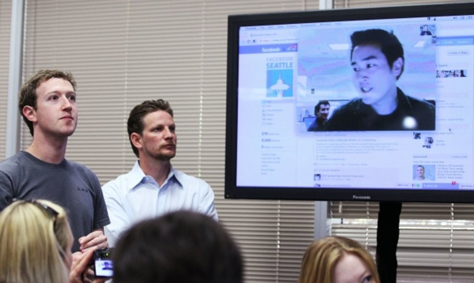„Facebook“ vaizdo pokalbius pristatė socialinio tinklo įkūrėjas ir vadovas Markas Zuckerbergas (kairėje).