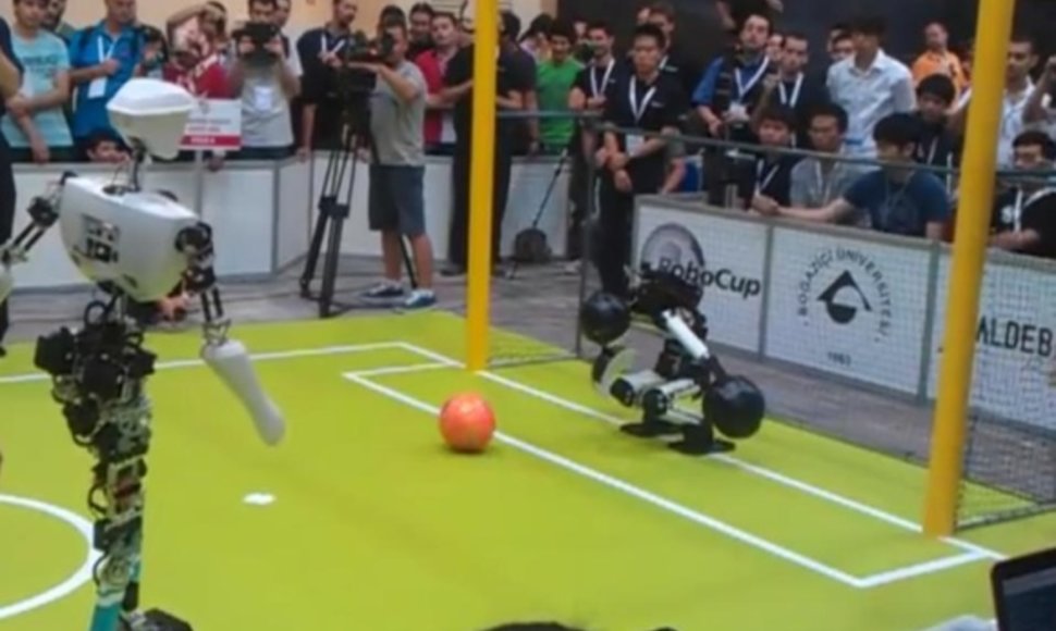 Robotų futbolo pasaulio čempionato akimirka