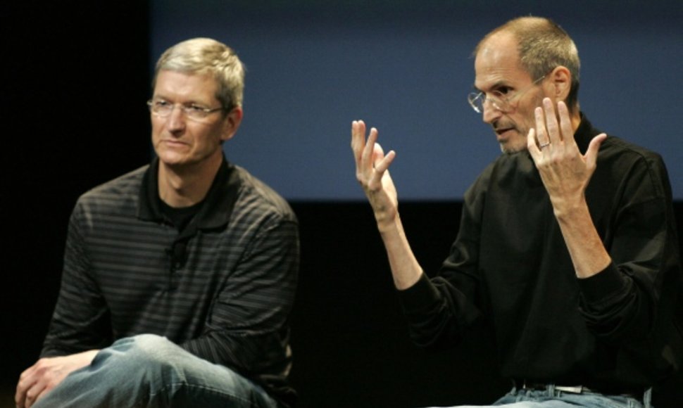 Naujasis „Apple“ generalinis direktorius Timas Cookas (k.) ir Steve'as Jobsas.