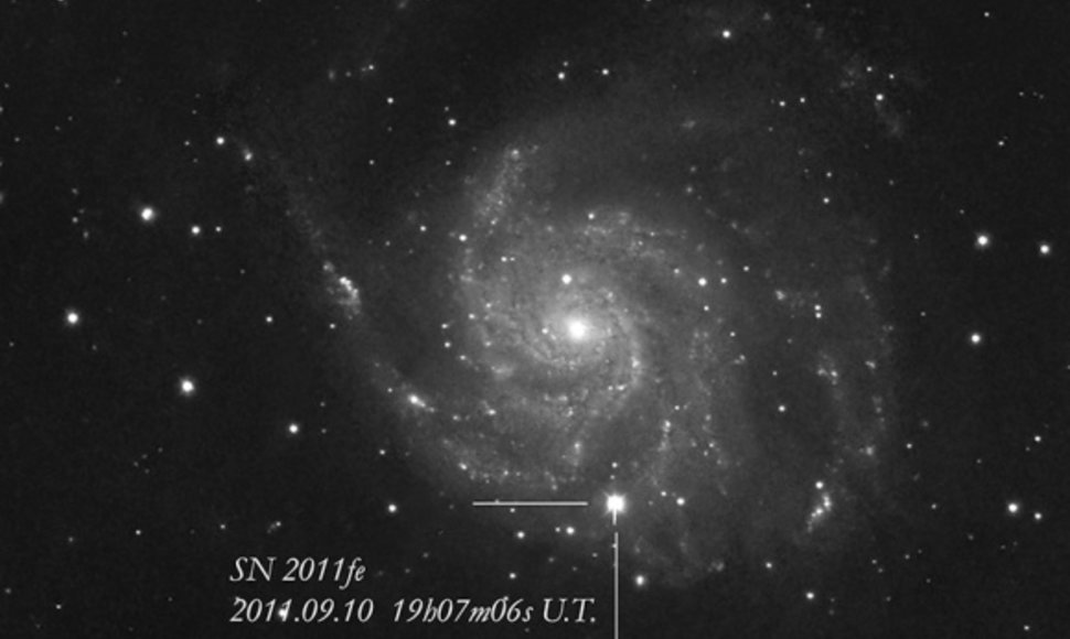 Galaktika M101 supernovos „SN 2011fe“ sprogimo piko metu.