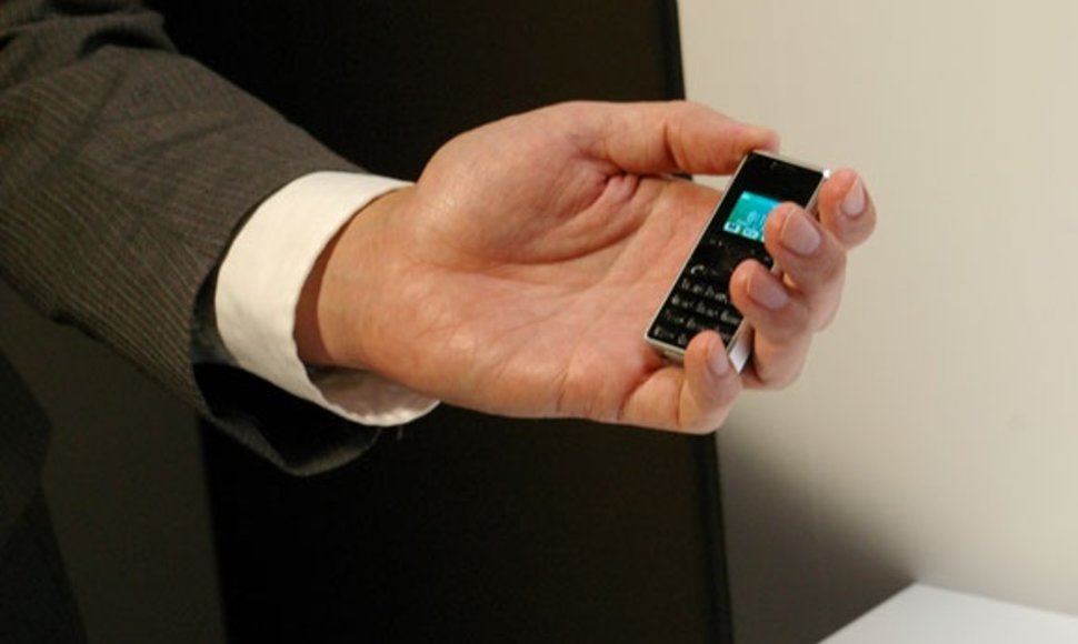 „Willcom“ mobiliojo ryšio operatoriaus pristatytas „WX03A“ yra bene mažiausias ir lengviausias mobilusis telefonas pasaulyje. 