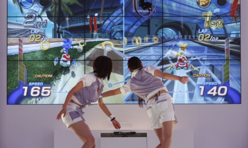Žaidimų konsolei „Xbox 360“ skirtas priedas „Kinect“ leidžia žaidimus valdyti kūno judesiais ar balsu. 