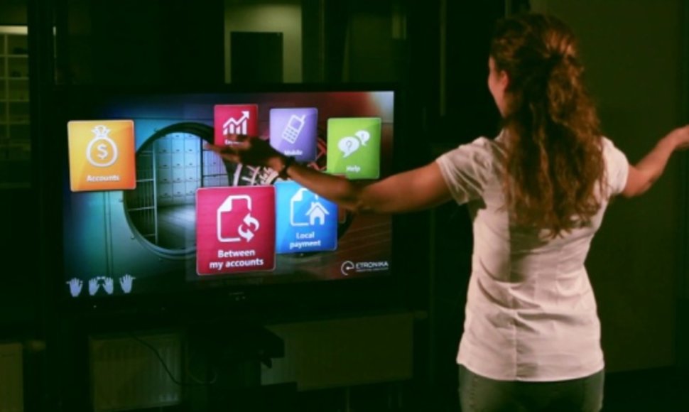 „Etronika“ sprendimas leidžia banko paslaugas valdyti judesiais, naudojant įrenginį „Microsoft Kinect“. 