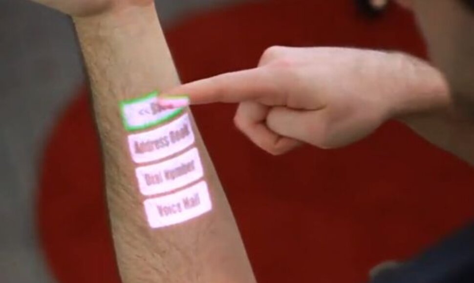 „OmniTouch“ bet kokį paviršių gali paversti lietimui jautriu ekranu.