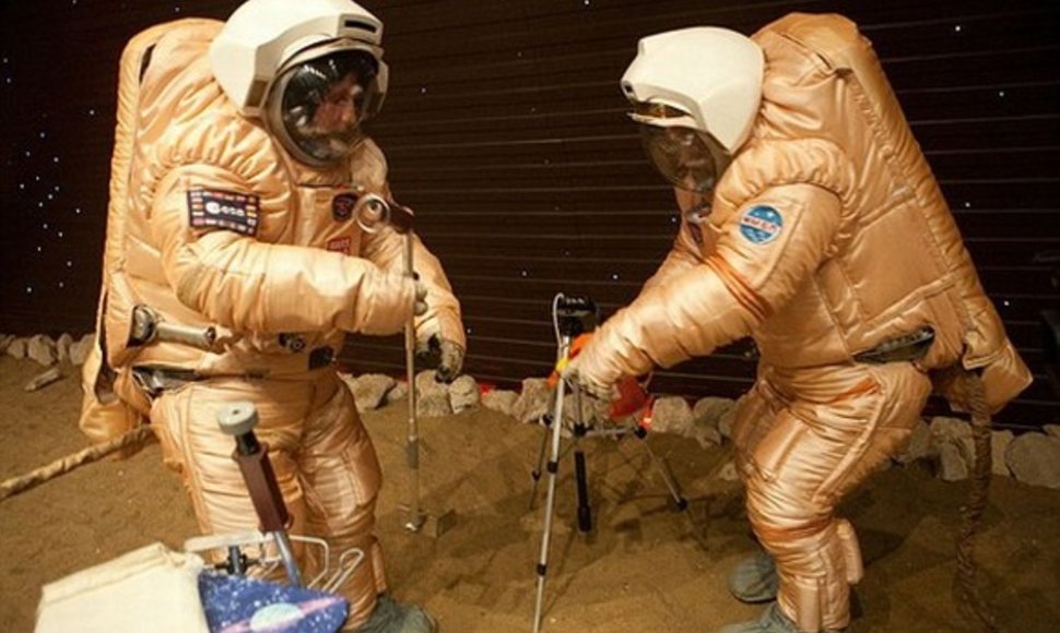 Misijos metu buvo imituotas ir išėjimas į Marso paviršių.