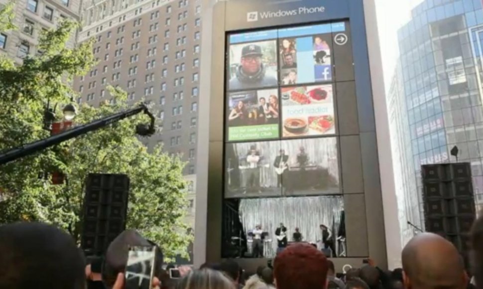 Niujorko centre išdygo milžiniškas „Windows Phone 7“ telefonas