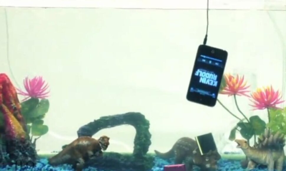 Specialia medžiaga padengtas telefonas, muzikos grotuvas ar kitas įrenginys puikiai veikia net panardintas į vandenį.