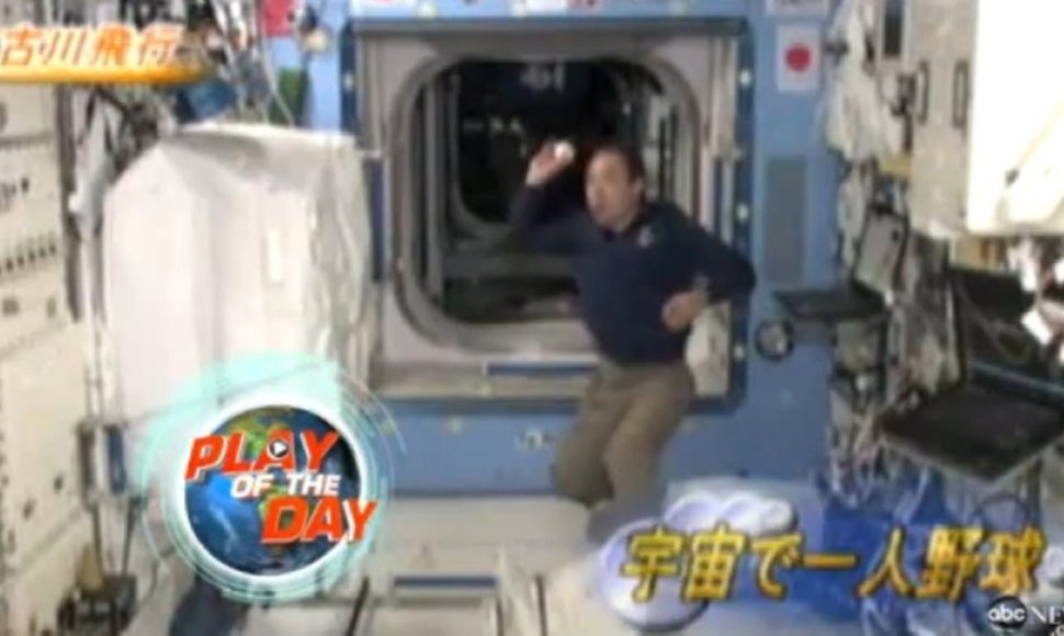 Astronautas Satoshis Furukawa nesvarumo būsenoje vienas žaidė beisbolą. 