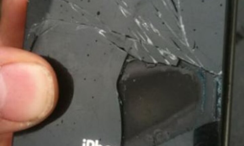 Skrydžio metu išsilydęs telefonas „iPhone“.