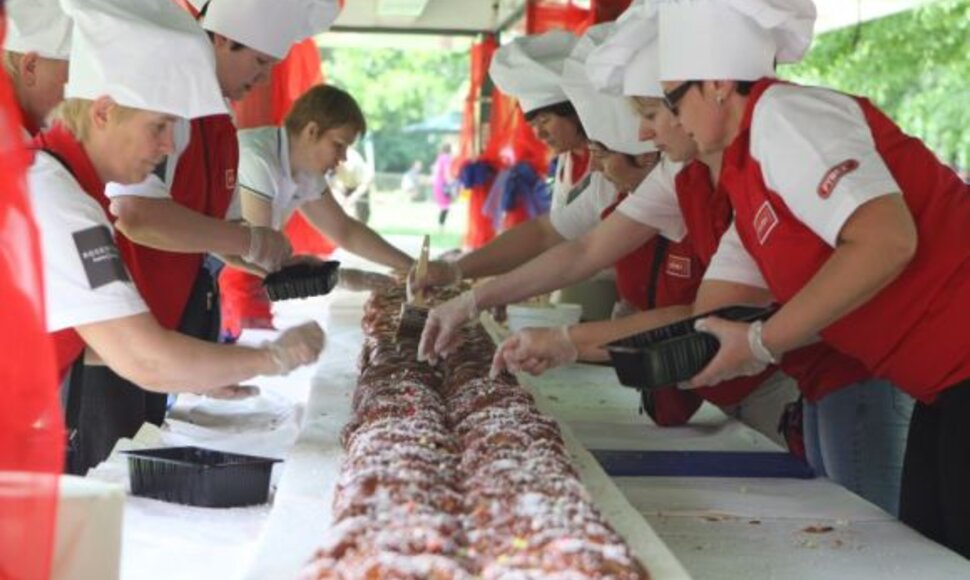 Sostinės mažiesiems iškeptas 15 metrų ilgio ir apie 130 kg. svorio pyragas