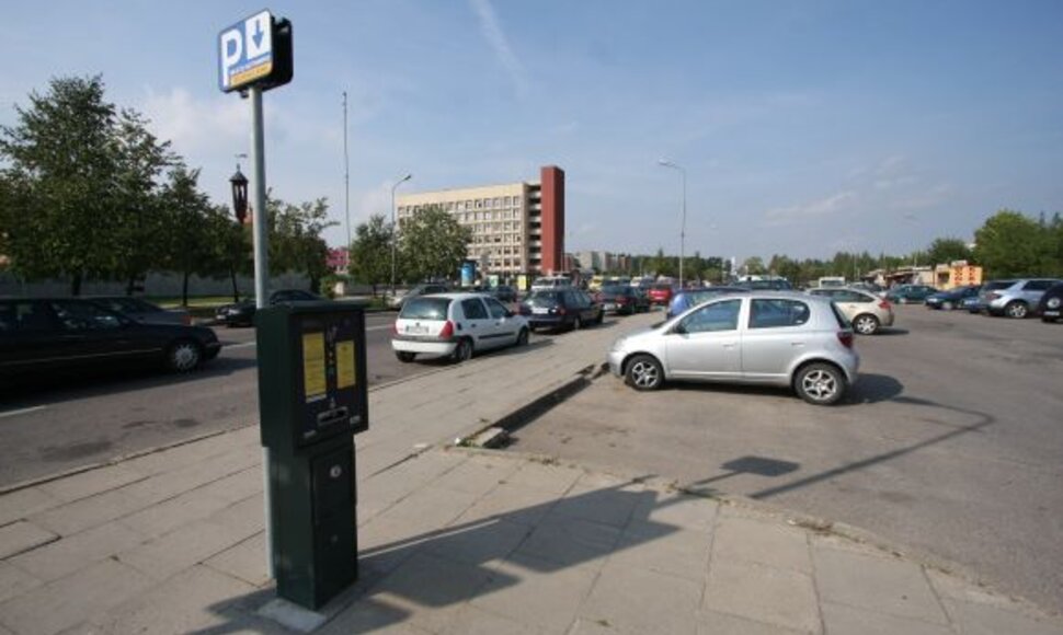 Prie Santari&scaron;kių klinikų automobiliams naujų vietų netasiras mažiausiai metus. Dabar už stovėjimą atvykusiems tenka mokėti