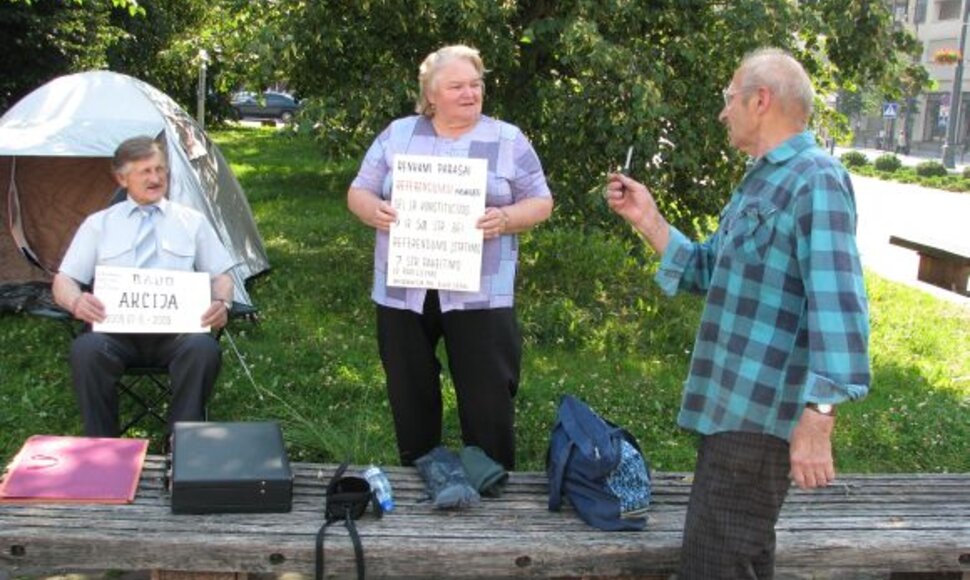 Palapinėse gyventi ir nieko nevalgyti pensininkai ketina tol, kol nebus patenkinti jų reikalavimai.