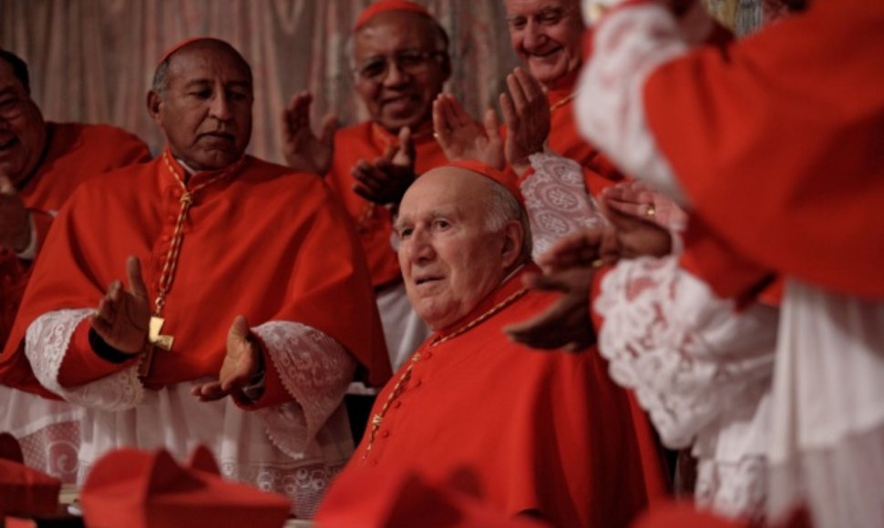 Komiškoje dramoje „Turime popiežių!“ pagrindinį vaidmenį sukūrė Michelis Piccoli (centre).