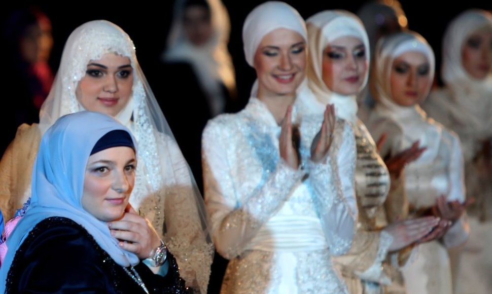 Medni Kadyrovos įkurti mados namai „Firdaws“ kuria drabužius musulmonėms.