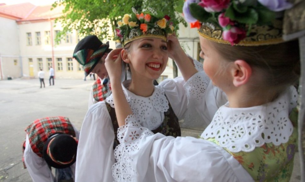 Tūkstantmečio dainų šventei besiruošiantys ansamblio „Vingis“ šokėjai tikisi, kad jokie organizaciniai nesklandumai nesugadins pakilios nuotaikos.