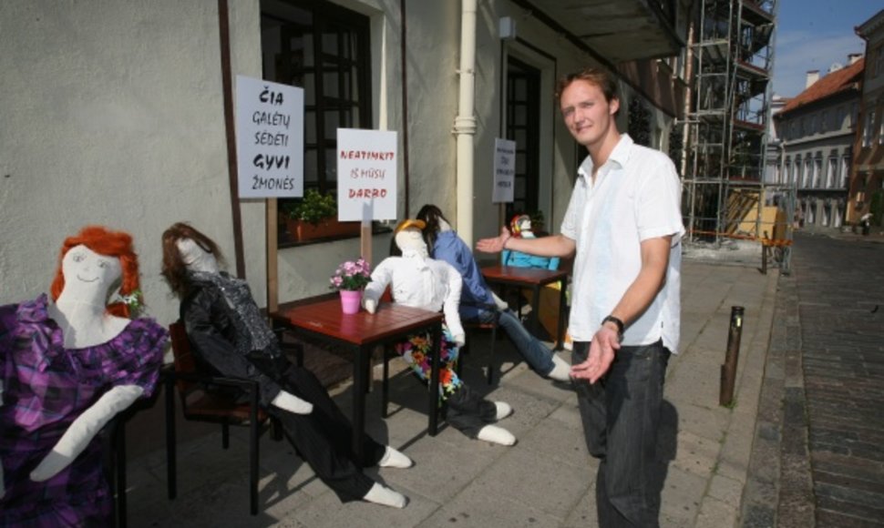 Leidimo įsirengti lauko terasą negavęs B. ter Braakas prie kavinės-klubo „Cozy“ šią savaitę pradėjo teatralizuotą protesto akciją.