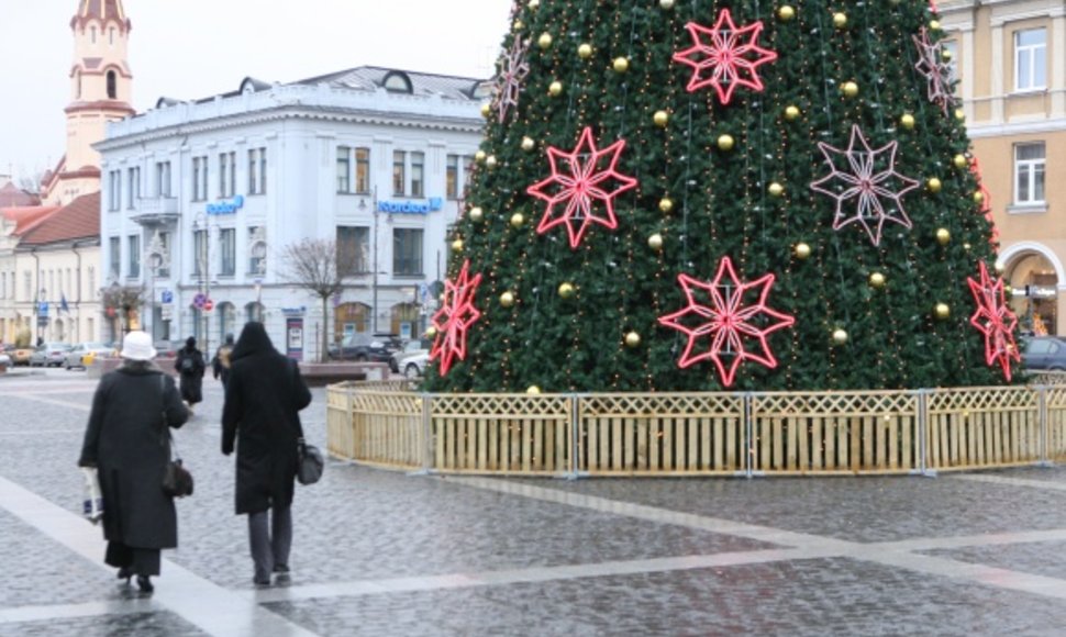 Tikimasi, kad artėjant Kalėdoms šiemet vilniečių traukos centru taps Vilniaus Rotušės aikštė ir joje įsikūręs Kalėdų miestelis.