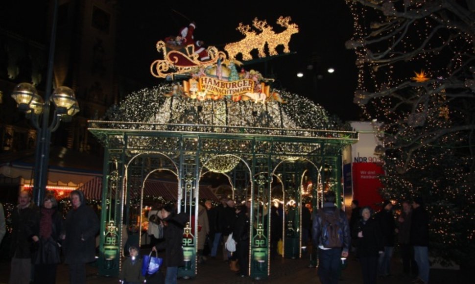 Kalėdinė mugė Hamburgo Rotušės aikštėje šurmuliuoja nuo ryto iki vėlyvo vakaro.