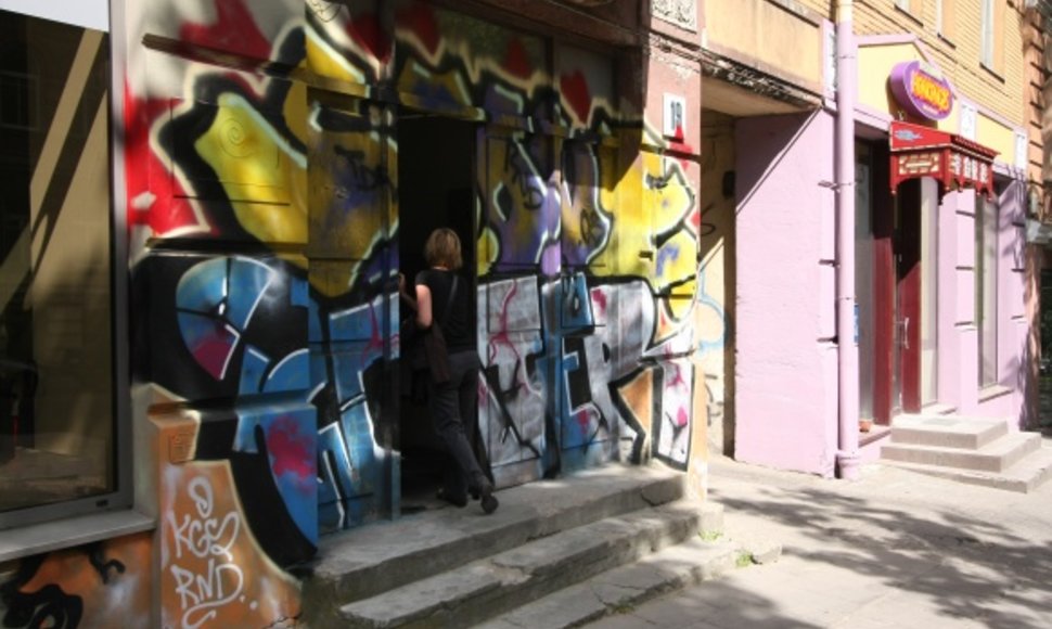 Anot Vilniaus savivaldybės specialistų, vien griežtos tvarkos grafitų piešėjams sutramdyti nepakaks – reikia tarnybos, kuri nedelsiant šalintų piešinius.