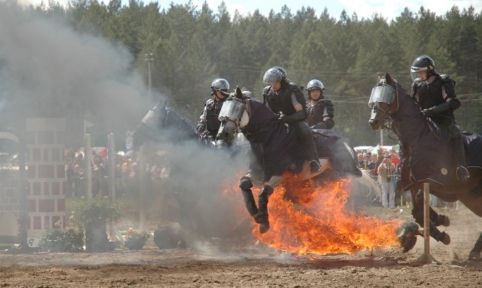 Raitieji policininkai, praėjusį savaitgalį savo įgūdžius demonstravę Anykščių žirgų sporto šventėje „Bėk, bėk, žirgeli“, grįžo patruliuoti į žaliąsias Vilniaus zonas