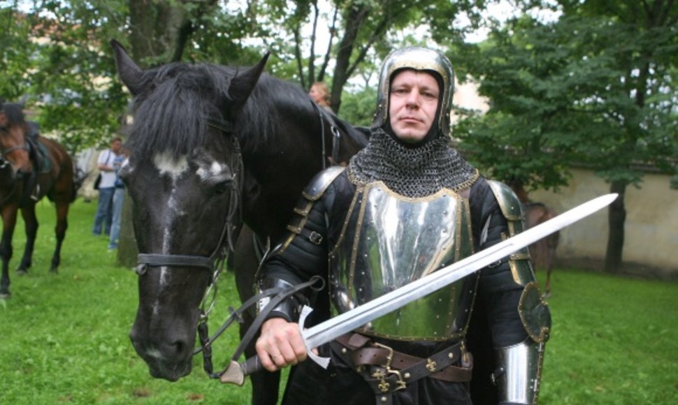 Karininkas D.Mazurkevičius pasidabins Trakų pilies brolijos „Viduramžių pasiuntiniai“ ginklakalių Vytautui Didžiajam nukaltais šarvais