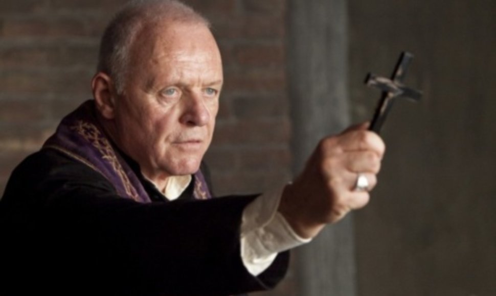 Anthony Hopkinsas filme „Egzorcizmas“ įkūnijo velnio išvarytoją tėvą Luką.