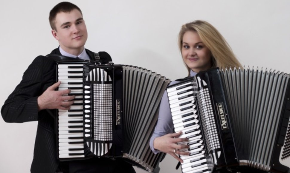 Vieni iš konkurso dalyvių – Gargždų muzikos mokyklos absolventų akordeonų duetas: Gintarė Dausynaitė ir Aurelijus Kampas.