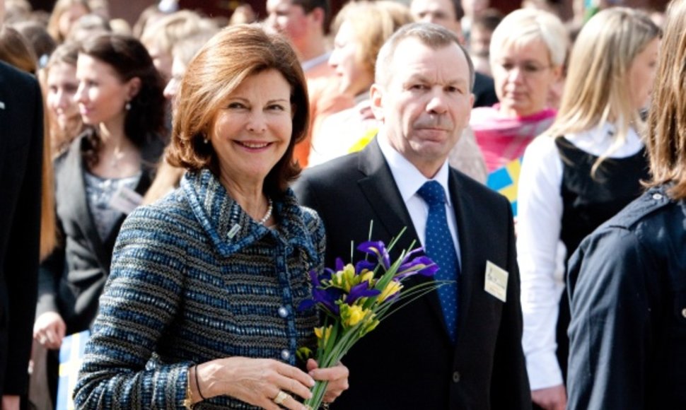 Į Pilaitės vidurinę mokyklą atvykusiai Švedijos karalienei Silvijai įteikta gėlių puokštė atkartojo Švedijos vėliavos spalvas.