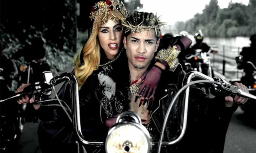 Lady Gaga savo naujausiame kūrinyje „Judas“ įkūnijo Mariją Magdalietę.