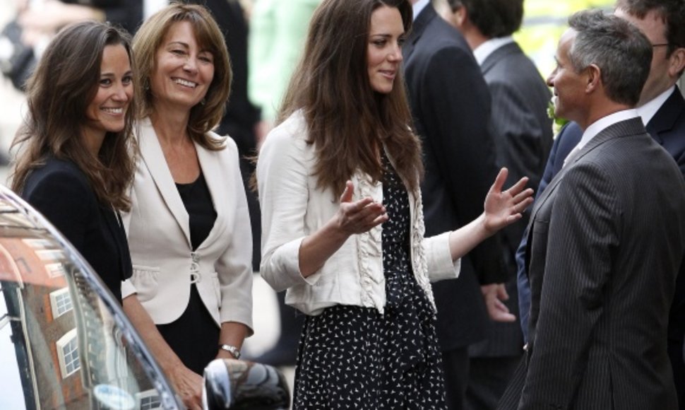 Kate Middleton, jos motina Carole ir sesuo Pippa (nuotr. kairėje) tapo gardžiu kąsniu paparacams.