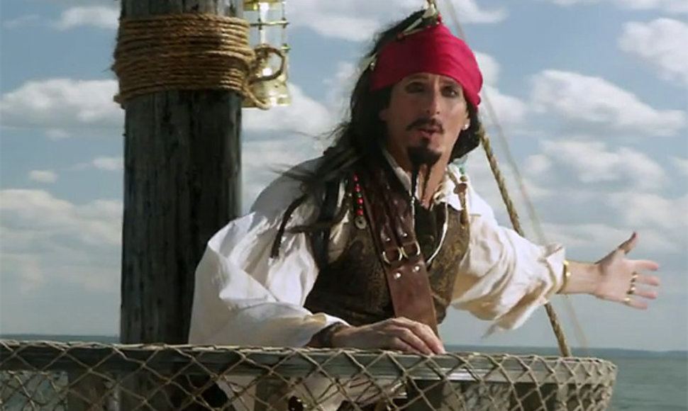 M.Boltonas vaizdo klipe persikūnija į garsųjį kino herojų – Karibų piratą Džeką Sparou.