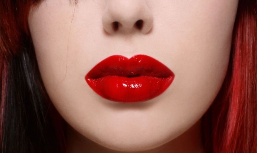 Anot grožio specialistų, putlios lūpos ne tik suteikia moteriai seksualumo, bet ir ją jaunina.