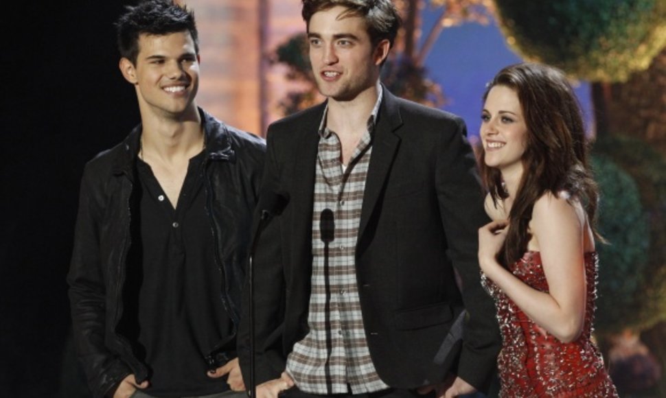 2011-ųjų MTV kino apdovanojimuose: (iš kairės) Tayloras Lautneris, Robertas Pattinsonas ir Kristen Stewart.