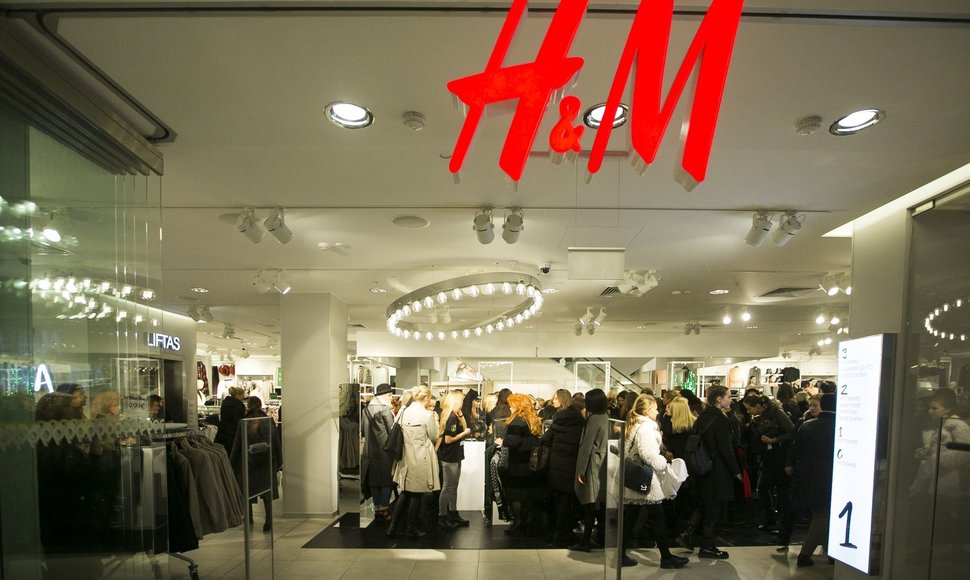 Pirkėjai šluoja „Balmain x H&M“ kolekciją