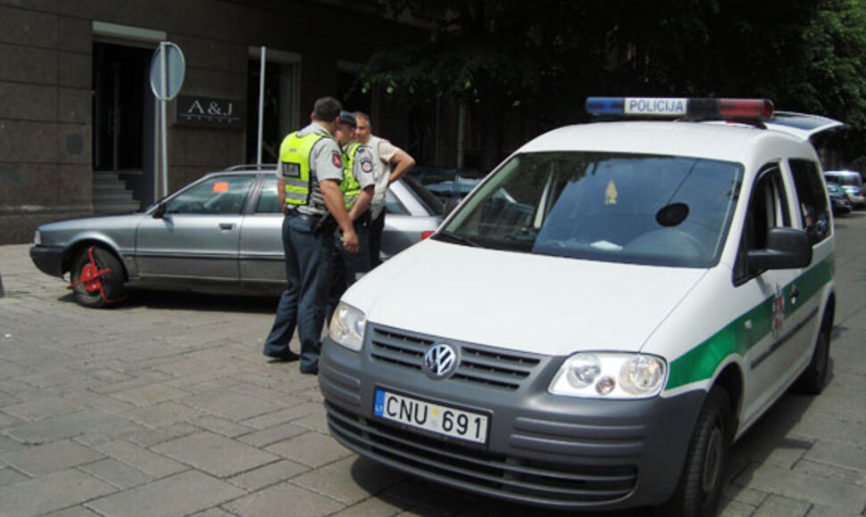 Policijos pareigūnai baudžia pažeidėjus.