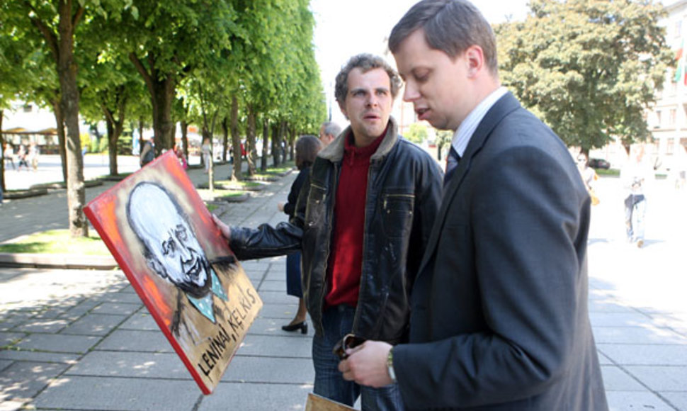 Menininkas Gytautas Balkevičius prie Kauno miesto savivaldybės mėgino parduoti savo tapytus paveiklsus bei skulptūrą