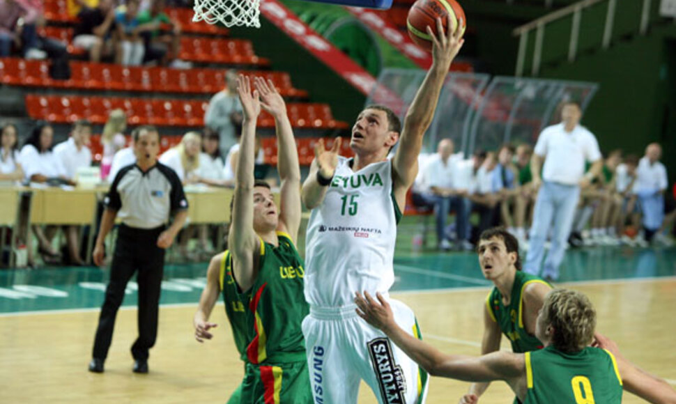 Kauno sporto halėje vyko draugiškos vyrų krepšinio rungtynės. Savo jėgas išbandė Ramūno Butauto treniruojama Lietuvos nacionalinė vyrų krepšinio rinktinė ir Europos čempionatui besirengianti 20-mečių rinktinė